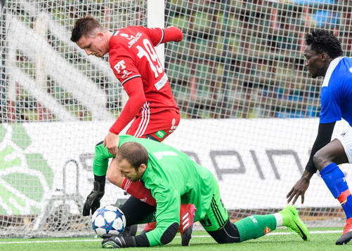 Härnösands målvakt Maksym Ivanov i kamp med Piteås Joel Edström