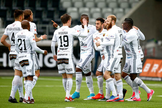 Östersunds Brwa Nouri jublar med lagkamrater efter 0-1 på straff