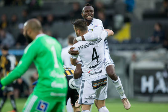 Östersunds Sotirios Papagiannopoulus och Samuel Mensiro jublar