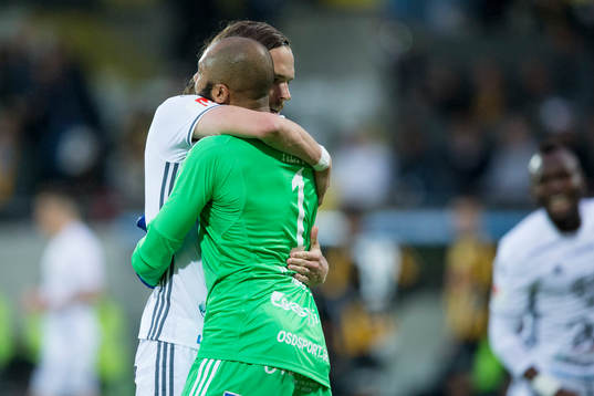 Östersunds Tom Pettersson och målvakt Aly Keita jublar