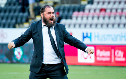  Örebros tränare Alexander Axén jublar efter segern