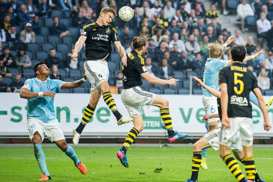 s Eero Markkanen och Nils-Eric Johansson i en nickduell mot Malmö FFs Felipe Carvalho under fotbollsmatchen i Allsvenskan mellan AIK och Malmö FF den 29 maj 2017 i Stockholm.