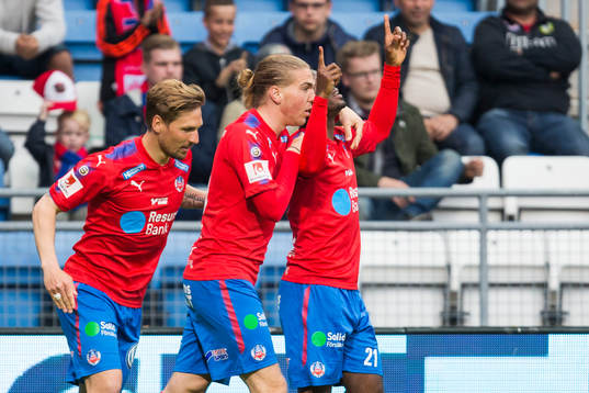Helsingborgs Monday Samuel jublar med lagkamrater efter att ha gjort 1-0