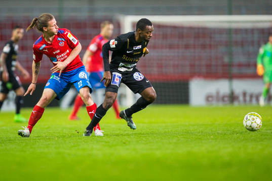 Helsingborgs Jesper Lange och Syrianskas Samuel Akintioye
