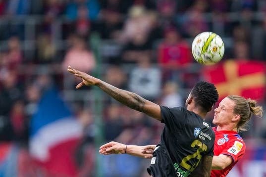 Syrianskas Abdel Rhamane Khalil Diarra (ryggen mot kameran)