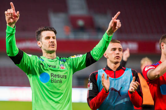 Helsingborgs målvakt Matt Pyzdrowski  jublar