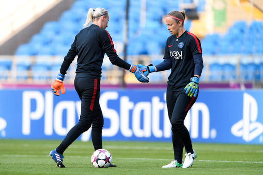 Målvakt Katarzyna Kiedrzynek och målvakt Loes Geurts