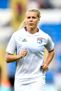 Lyons Ada Hegerberg värmer upp