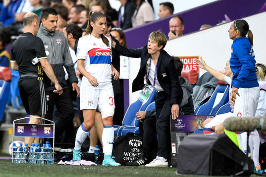 Lyons Alex Morgan grinar illa och byts ut