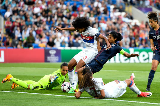 Lyons målvakt Sarah Bouhaddi och Wendie Renard täcker ett skott från Paris Shirley Cruz Trana