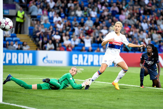 Lyons Ada Hegerberg skjuter förbi Paris målvakt Katarzyna
