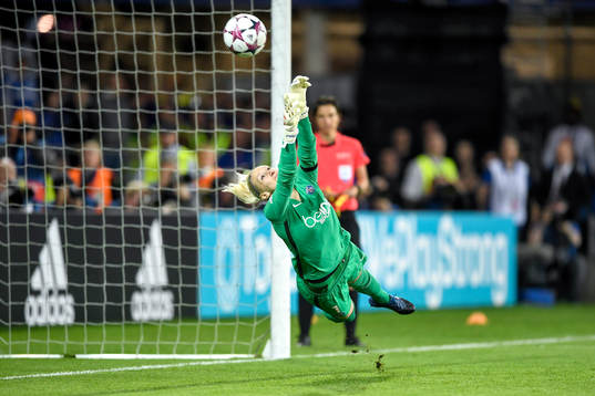 Paris målvakt Katarzyna Kiedrzynek räddar en straff från