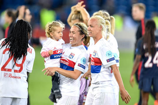 Lyons Camille Abily och Caroline Seger jublar