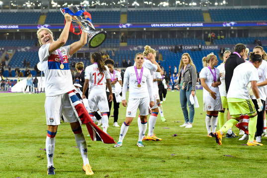 Lyons Ada Hegerberg jublar med pokalen
