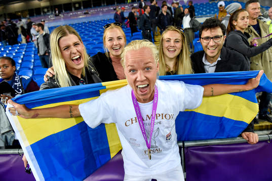Lyons Caroline Seger och Olivia Schough jublar med svenska flaggan