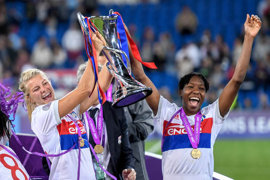 Lyons Ada Hegerberg och Kadeisha Buchanan  jublar med