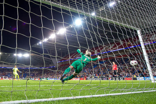 Lyons målvakt Sarah Bouhaddi sätter