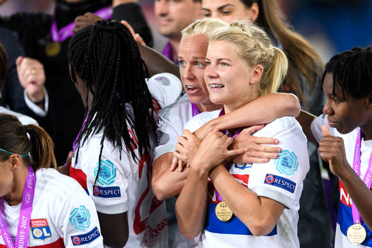 Lyons Caroline Seger och Ada Hegerberg jublar