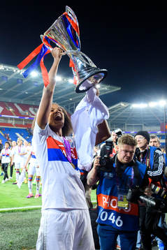 Lyons Wendie Renard jublar med pokalen