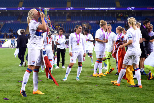 Lyons Ada Hegerberg kysser pokalen