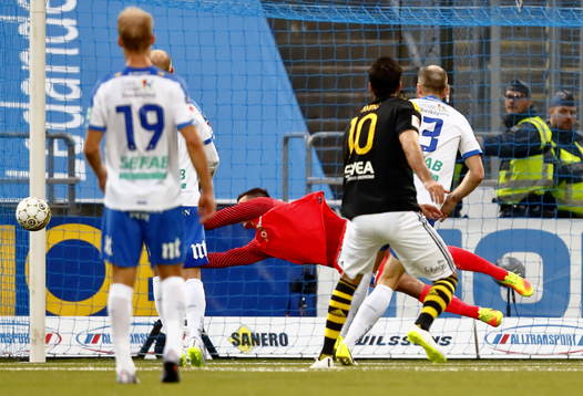 Räddning av Norrköpings målvakt Michael Langer