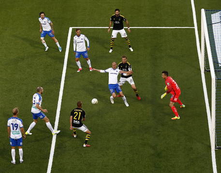 Spel framför Norrköpings målvakt Michael Langer