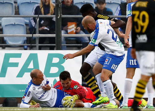 Norrköpings Andreas Johansson, målvakt Michael Langer och