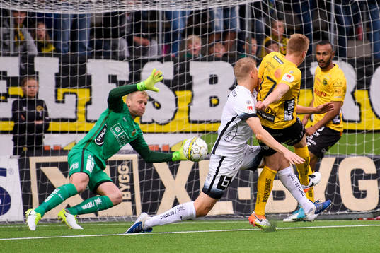 Elfsborgs Per Frick (rygg mot kameran) gör 2-0 i kamp med Häckens Juhani Ojala