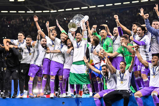 Real Madrids spelare jublar med pokalen