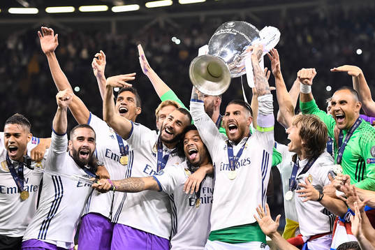 Real Madrids spelare jublar med pokalen
