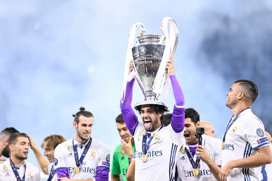 Real Madrids spelare jublar med pokalen