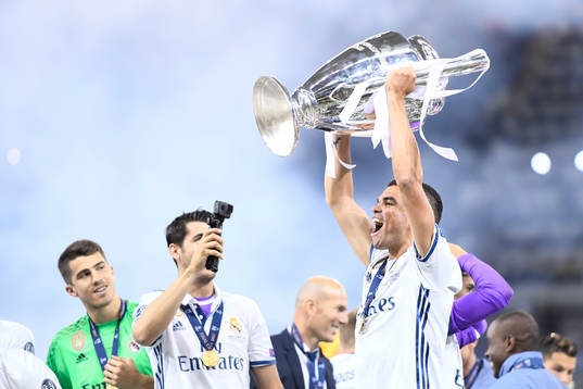 Real Madrids spelare jublar med pokalen