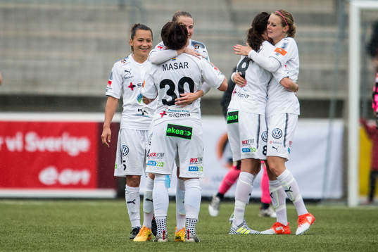 Rosengårds Ella Masar McLeod, Ali Riley och Lotta Schelin jublar efter slutsignalen