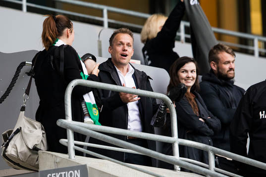 Hammarbys tränare Jakob Michelsen jublar på läktaren