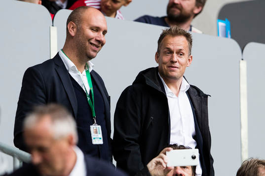 Hammarbys scoutingansvarige Mikael Hjelmberg och tränare Jakob Michelsen på läktaren