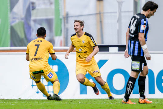Halmstads Fredrik Olsson jublar efter 0-1