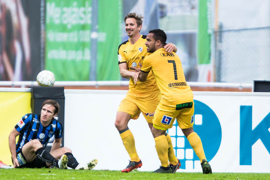 Halmstads Fredrik Olsson jublar med Nikolai Alho efter 0-1