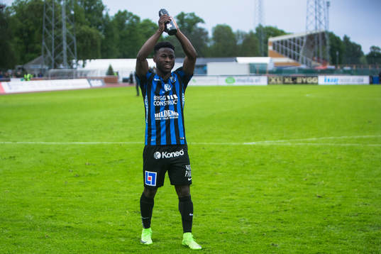 Sirius Kingsley Kofi Sarfo applåderar publiken