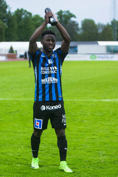 Sirius Kingsley Kofi Sarfo applåderar publiken