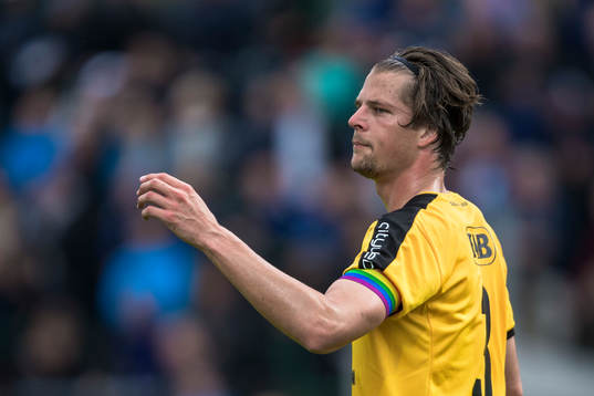 Halmstads Fredrik Liverstam med en regnbågsfärgad