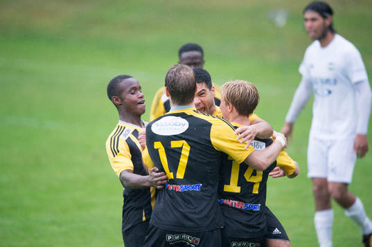 IFK Hässleholms Gustaf Lindroth har gjort 0-1 och jubel i matchen i division 2 mellan Österlen och IFK Hässleholm i Skillinge 4 juni 2017.  