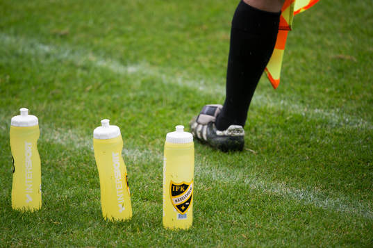 Vattenflaskor i matchen i division 2 mellan Österlen och IFK Hässleholm i Skillinge 4 juni 2017.  