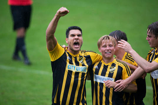 IFK Hässleholms  Gustaf Lindroth har gjort 0-1 och grattas