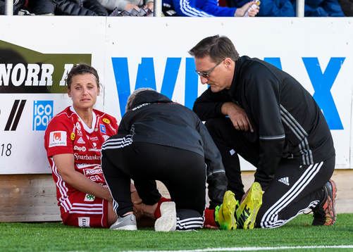Piteås Hanna Pettersson grinar illa efter att ha blivit skadad