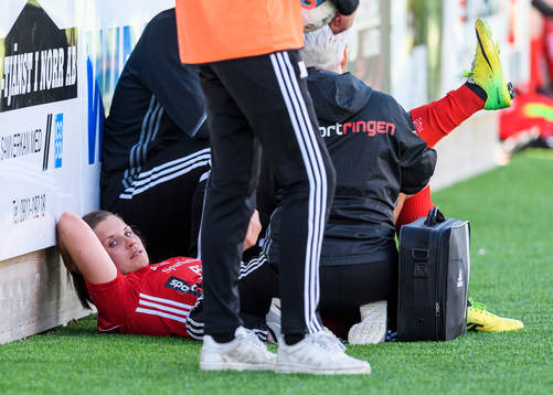 Piteås Hanna Pettersson grinar illa efter att ha blivit skadad