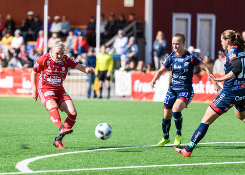 Piteås Ellen Löfqvist avlossar ett skott