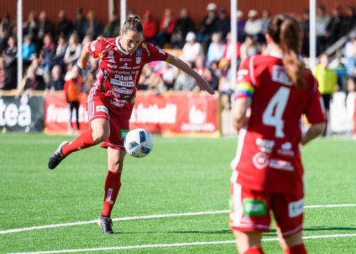 Piteås Felicia Karlsson avlossar ett skott
