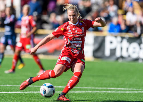 Piteås Ellen Löfqvist avlossar ett skott