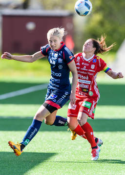 Linköpings Lina Hurtig i kamp med Piteås Josefin Johansson