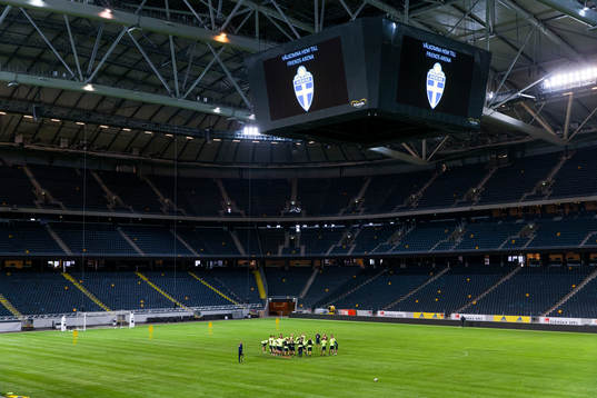 Spelare och ledare samlas på planen
